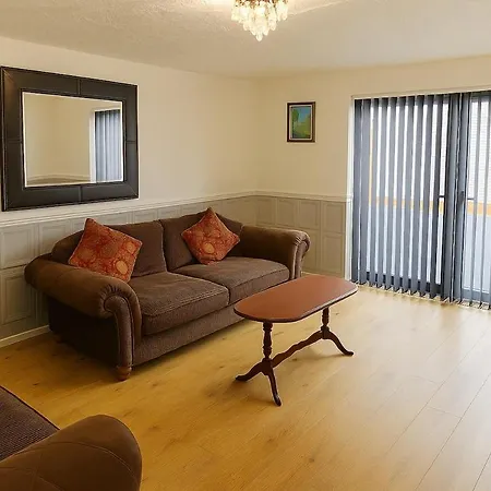 Cosy 3 Bed House, Decked Garden, Free Parking Leeds