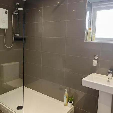 Cosy 3 Bed House, Decked Garden, Free Parking * Leeds