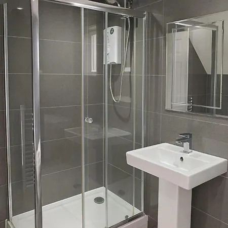 Cosy 3 Bed House, Decked Garden, Free Parking Leeds