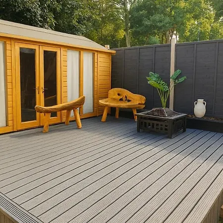 Cosy 3 Bed House, Decked Garden, Free Parking Leeds