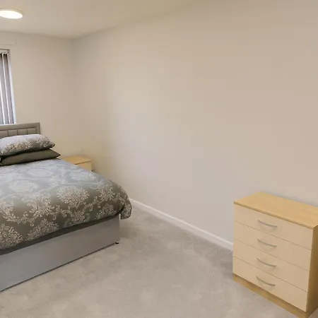 Cosy 3 Bed House, Decked Garden, Free Parking *