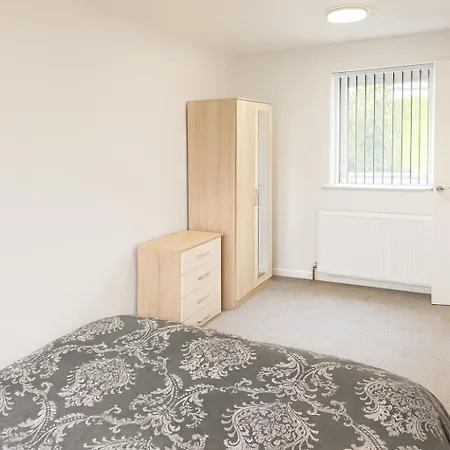 Cosy 3 Bed House, Decked Garden, Free Parking *