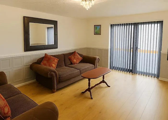 Cosy 3 Bed House, Decked Garden, Free Parking 利兹