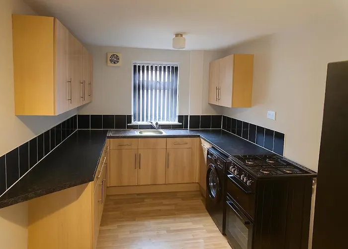 Cosy 3 Bed House, Decked Garden, Free Parking