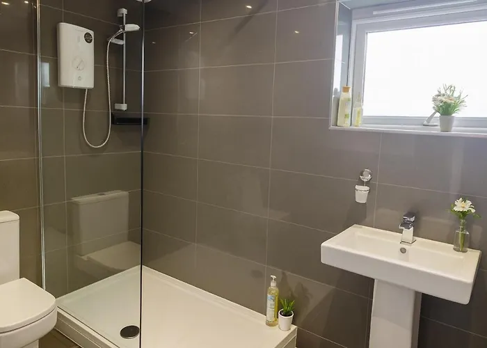 Cosy 3 Bed House, Decked Garden, Free Parking * Лідс