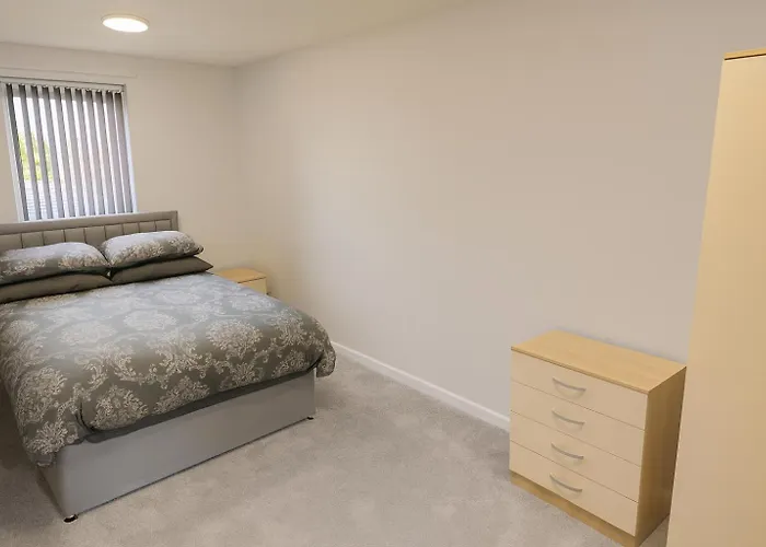 Cosy 3 Bed House, Decked Garden, Free Parking *