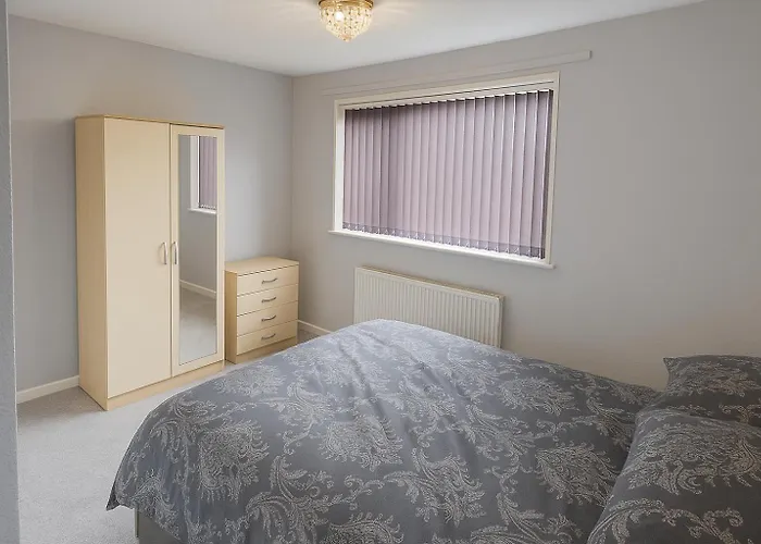 Апартаменти Cosy 3 Bed House, Decked Garden, Free Parking