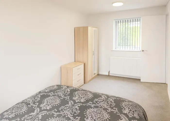 Cosy 3 Bed House, Decked Garden, Free Parking *