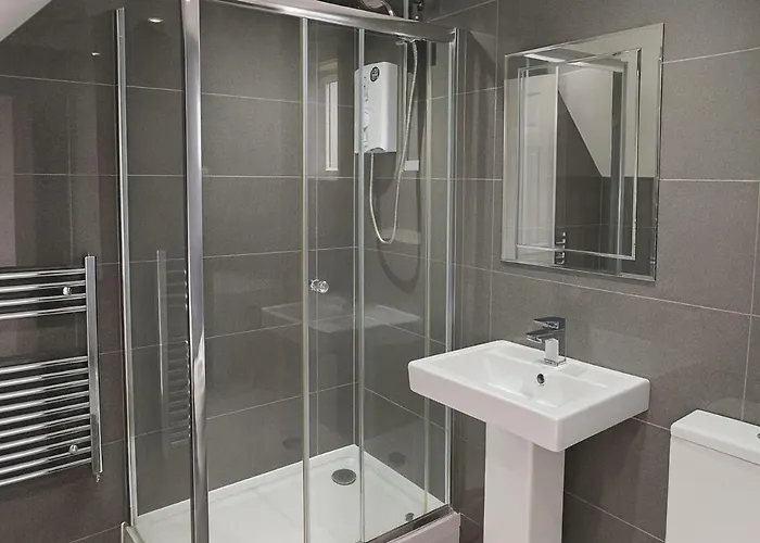 Cosy 3 Bed House, Decked Garden, Free Parking Лідс