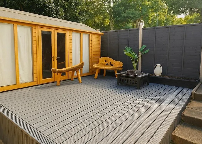 Cosy 3 Bed House, Decked Garden, Free Parking 利兹