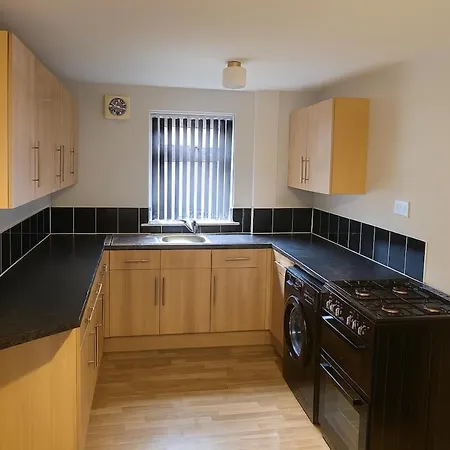 Cosy 3 Bed House, Decked Garden, Free Parking