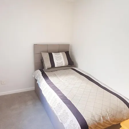 Cosy 3 Bed House, Decked Garden, Free Parking Apartment