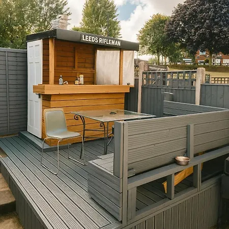 Cosy 3 Bed House, Decked Garden, Free Parking Apartment